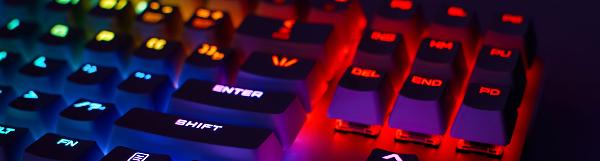 un clavier d'ordinateur illuminé